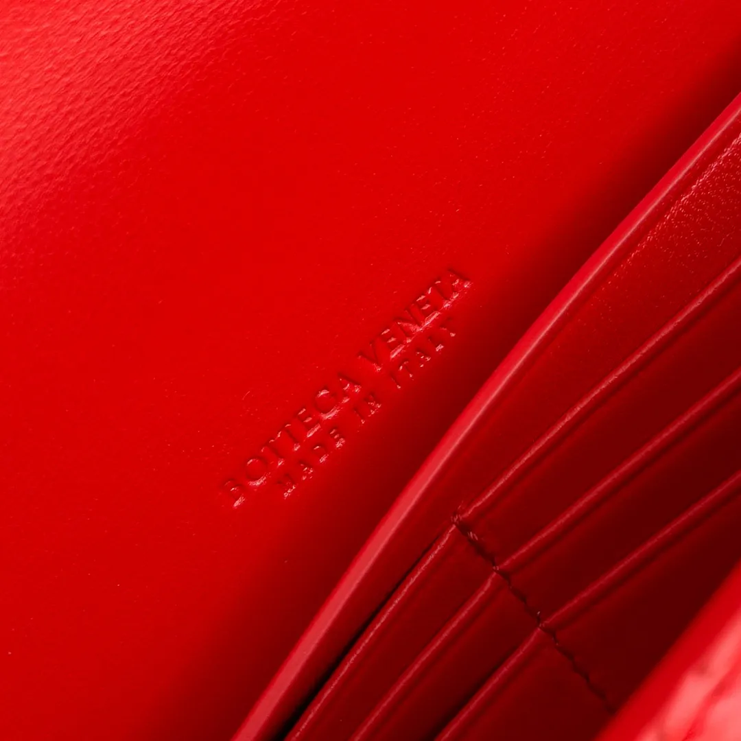 The batch of 1360 BV Andiamo evening handbags has been heavily planted again~ The designer aesthetics in the era of economic downturn are back. I fall in love with it at first sight and can't put it down. It's so beautiful and full of aura. The shape and texture are very competitive. It's light in weight and has sufficient capacity. It's a must-have for fashionistas. It's suitable for many occasions, minimalist, high-end and light luxury. Model No.: 741511 Size: 31*13*3cm